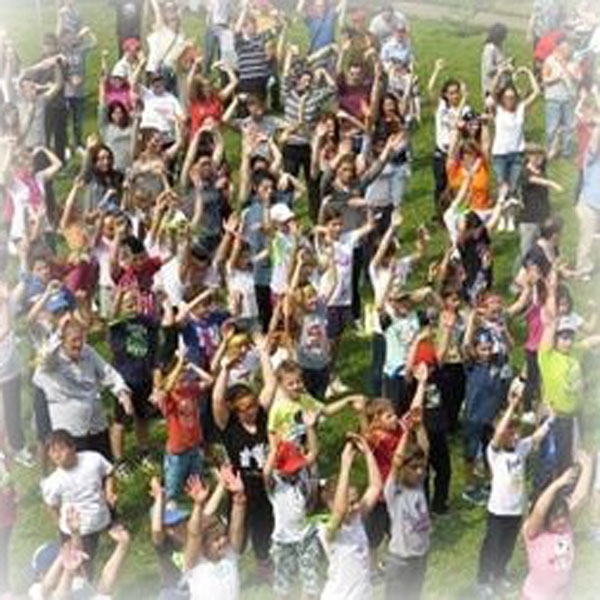 Piccolo Cottolengo di Santa Maria la Longa in festa, oltre 400 i partecipanti al flash mob tra bambini, genitori e disabili