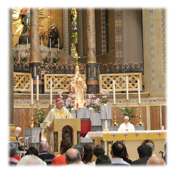 Pellegrini ai piedi della Madonna