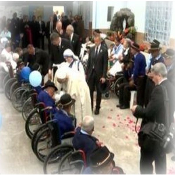 L’abbraccio del Papa agli anziani di Quito