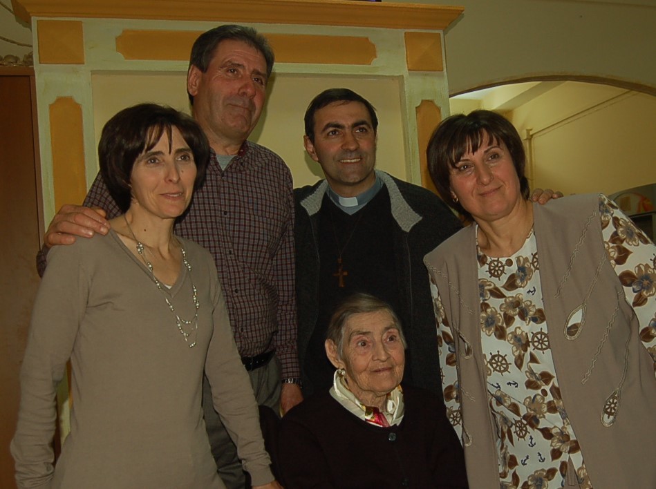 Maria Grazia con don Leonardo e due figlie
