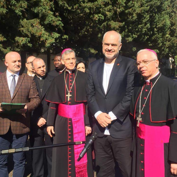 Albania – Consegna certificato proprieta chiesa cattolica di Elbasan