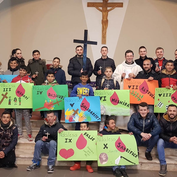 Albania – Via Crucis organizzata dai ragazzi dell’oratorio di Elbasan