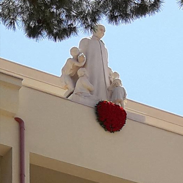 Reggio Calabria – Un cuore di fiori sulla statua di San Luigi Orione