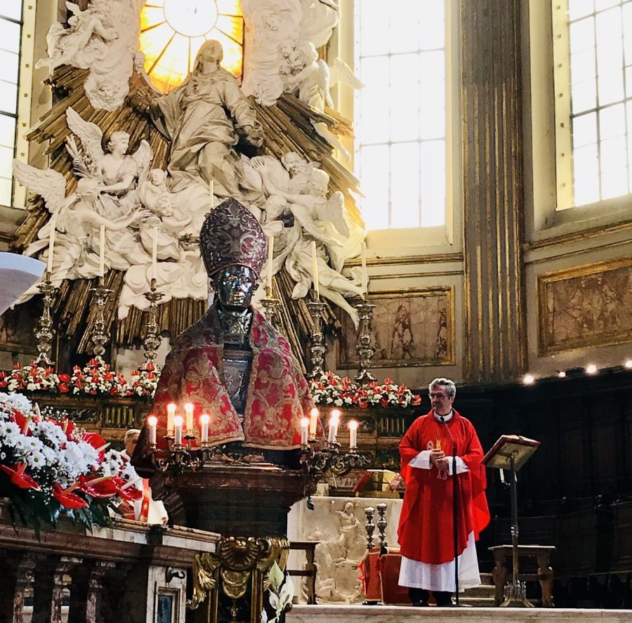 Napoli –  Stretti intorno a San Gennaro