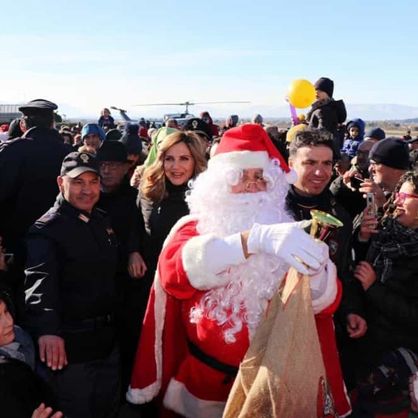 Pescara – Babbo Natale della polizia arriva in elicottero