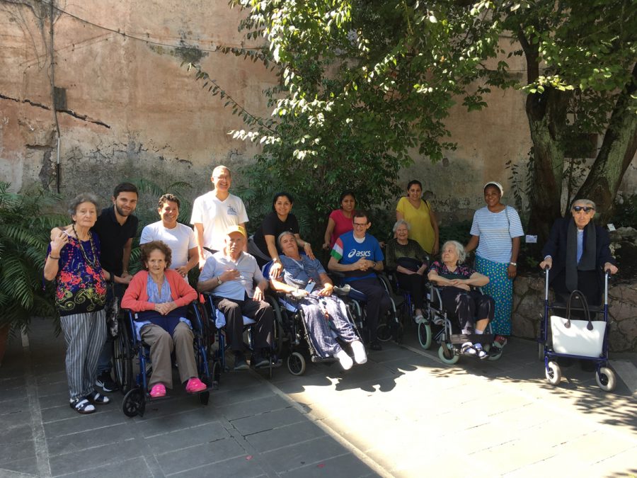 Roma – Gli ospiti della RSA visitano l’orto botanico