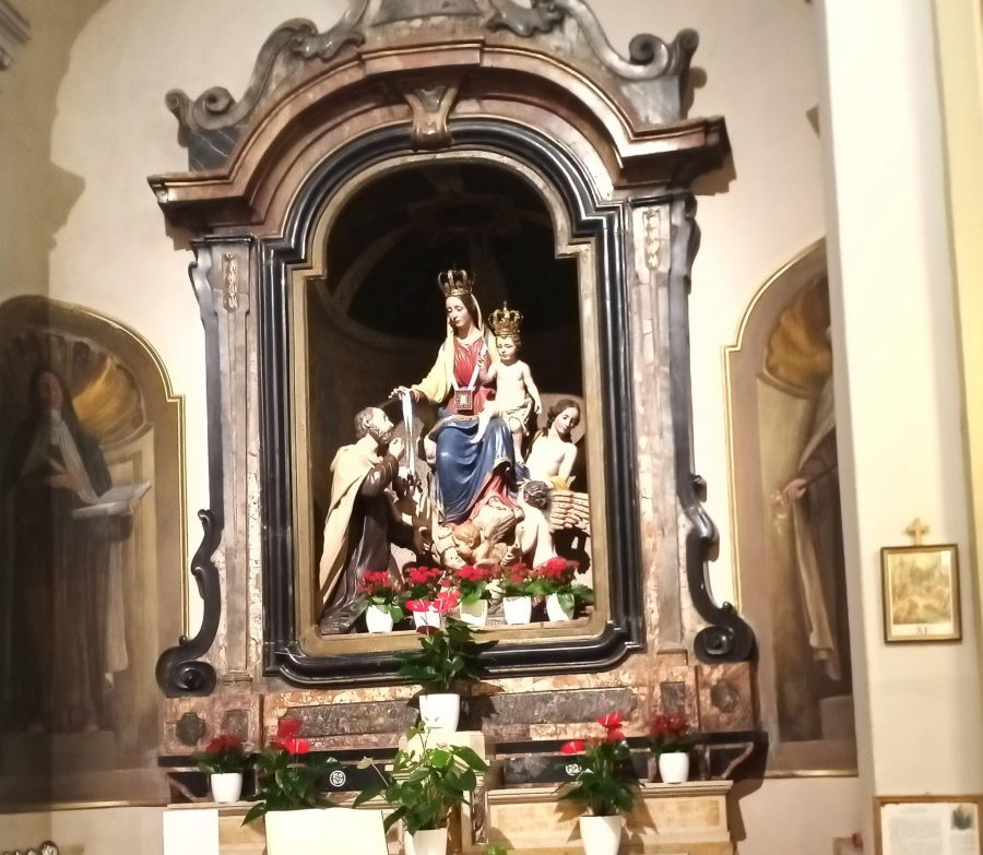 Tortona – Come don Orione, in preghiera davanti alla Madonna del Carmine