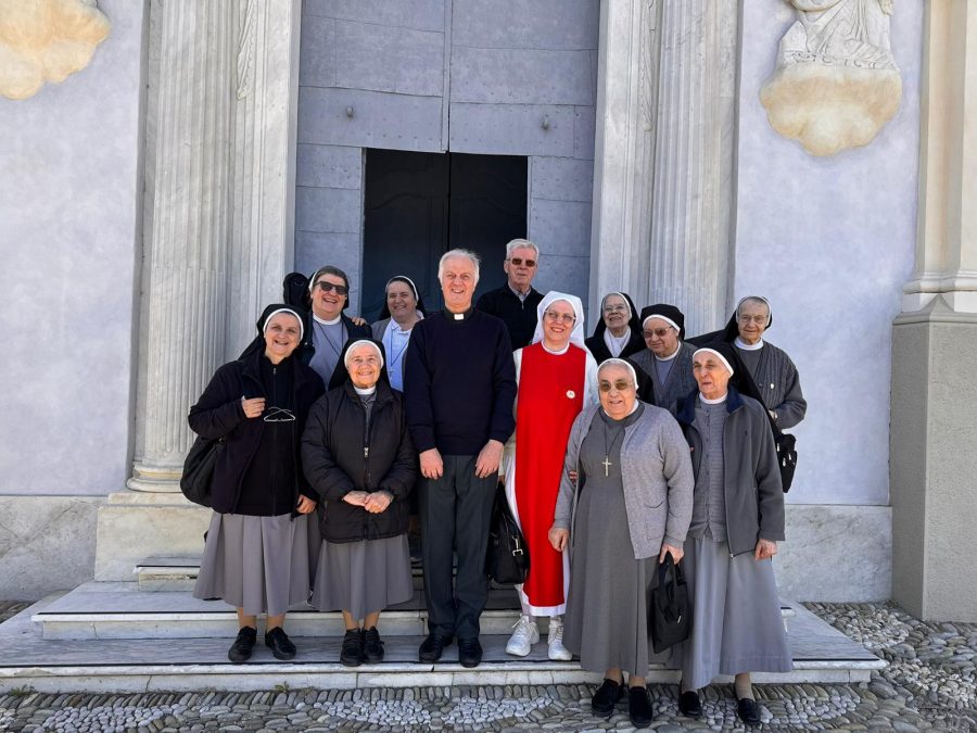 Sanremo – Una famiglia in preghiera con Maria