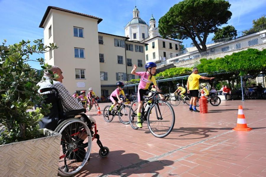 Sanremo – Bambini in bicicletta tra spettacolo e solidarietà