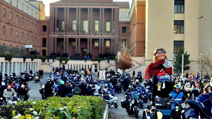 Milano – Da 57 anni la Befana è in sella a una moto